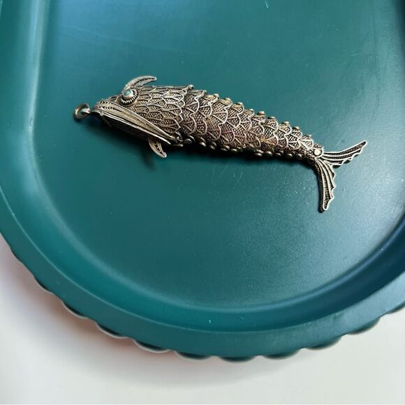Rare Vintage Articulated Fish Hidden Pendant Box Chinese Gilt Turquoise Eyes - Picture 6 of 9